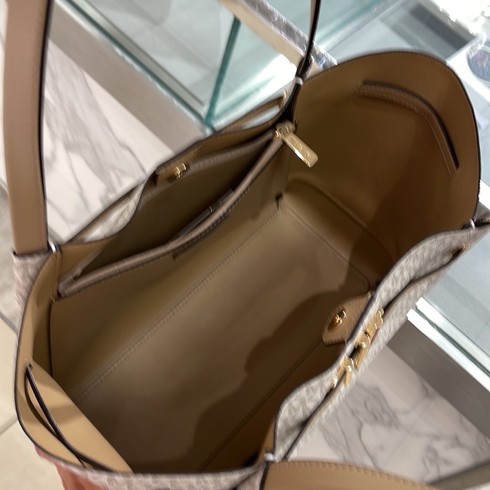 MICHAEL KORS
Reed Large Logo Shoulder Tote Bag
Camel Combo 
35S3G6RT3B
NWT - Picture 6 of 16